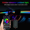 Eine Hand hält ein Smartphone neben dem Autointerieur, das eine RGB-Ambientbeleuchtung für ein Fahrzeug zeigt.