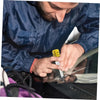 Une personne utilise un kit de réparation de fissure pour réparer une fissure sur le pare-brise d'une voiture.