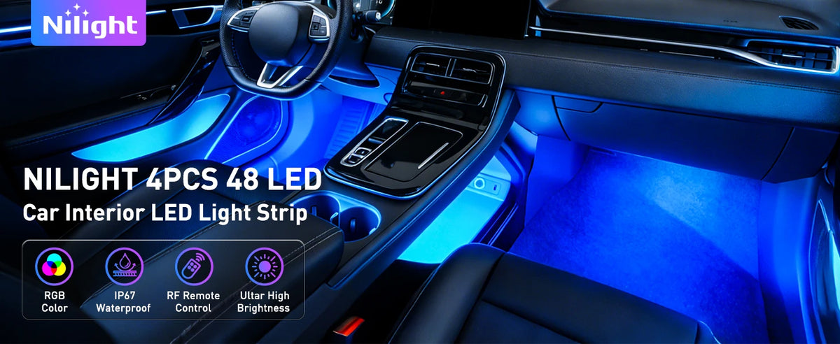 Intérieur de voiture montrant une bande lumineuse LED bleue installée sur le tableau de bord et le panneau de porte.