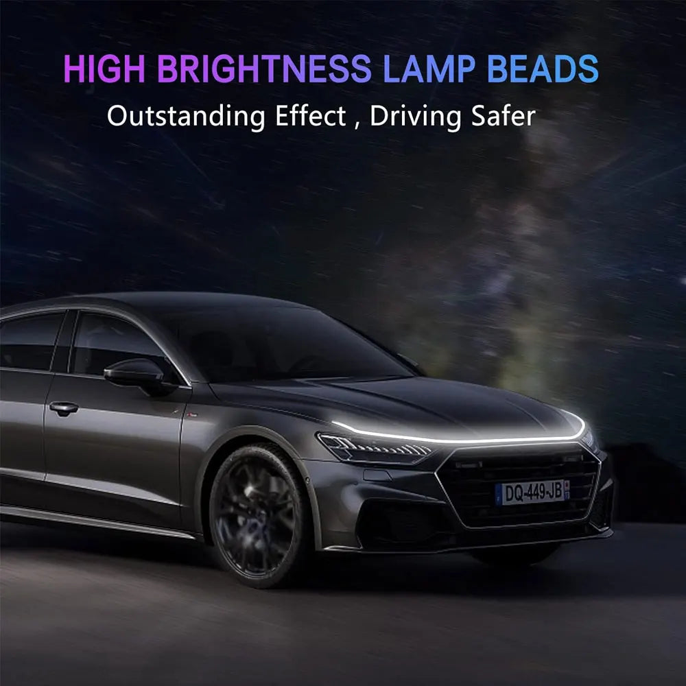 Une berline gris foncé avec un effet de perles lumineuses sur le capot.