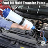 Eine Hand benutzt eine Kraftstofftransferpumpe, um Flüssigkeit in den Motorraum eines Autos zu bewegen.