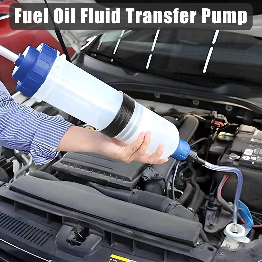 Eine Hand benutzt eine Kraftstofftransferpumpe, um Flüssigkeit in den Motorraum eines Autos zu bewegen.