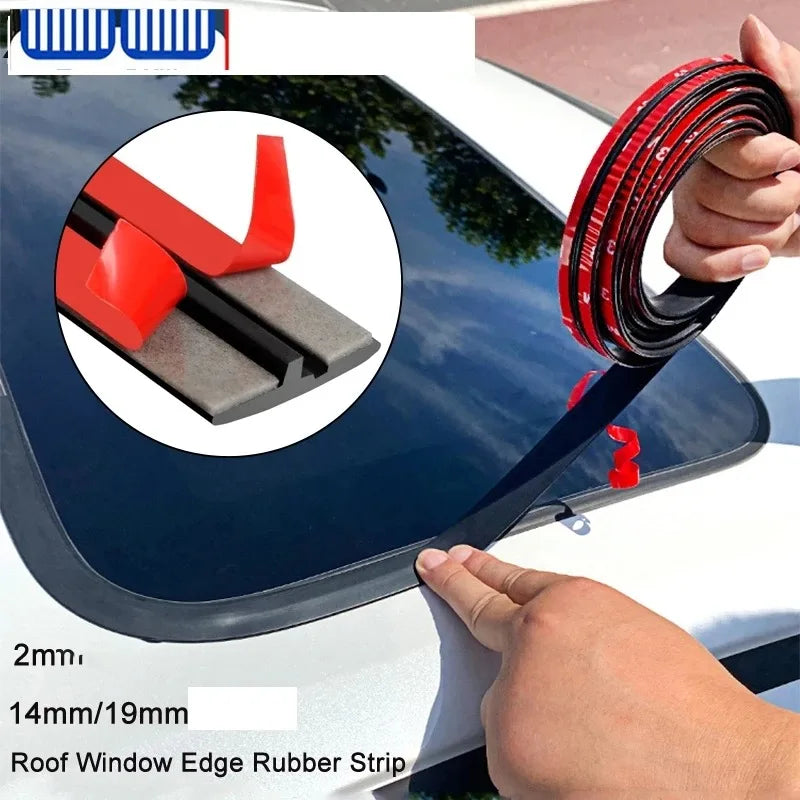 Primer plano de una tira de goma roja usada como sello para el borde de las ventanas del techo de vehículos.