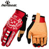 Une paire de gants de moto rouges et oranges en gros plan.
