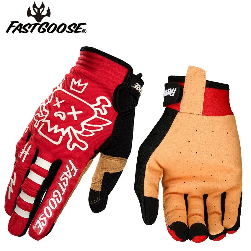 Une paire de gants de moto rouges et oranges en gros plan.