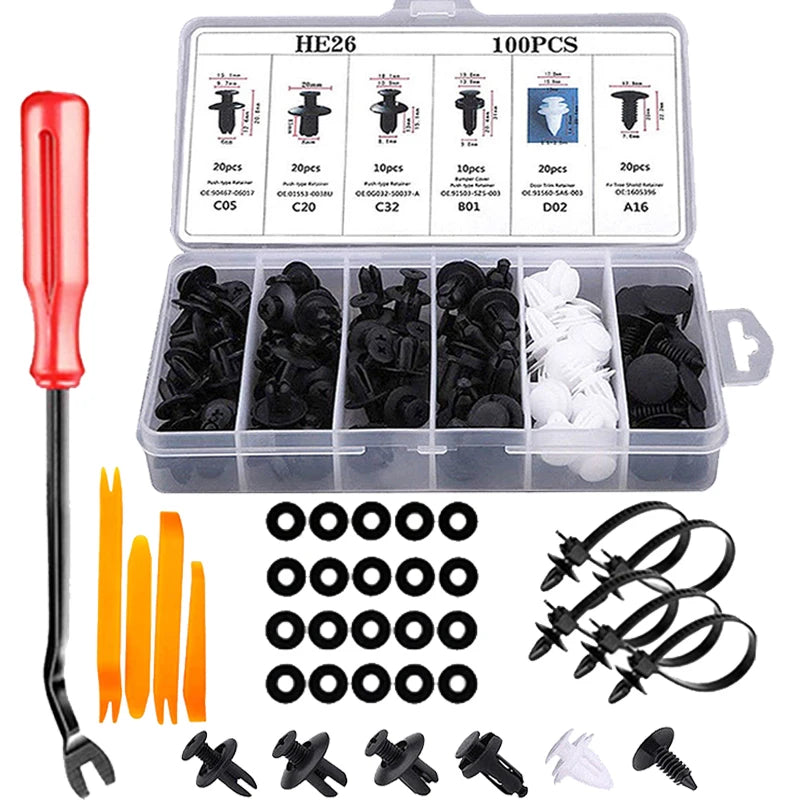 Ein Set aus schwarz-weißen Plastik-Auto-Halteclips verschiedener Größen und Formen plus ein rohes Werkzeug.