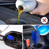 Una mano vierte líquido amarillo de un embudo en el tanque de combustible de un coche, junto a una herramienta de repostaje a