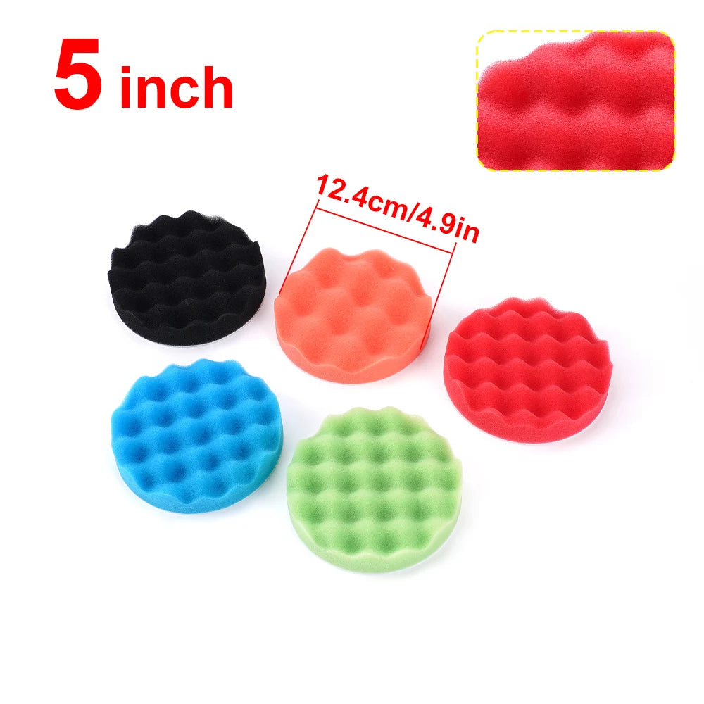 Un juego de cinco almohadillas de espuma para pulir coches de varios tamaños en negro, naranja, rojo, azul y verde.