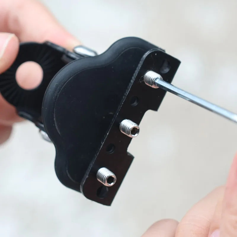 Une main tient un support de montage de barre lumineuse LED sans perçage noir avec plusieurs trous filetés et une tige de mon