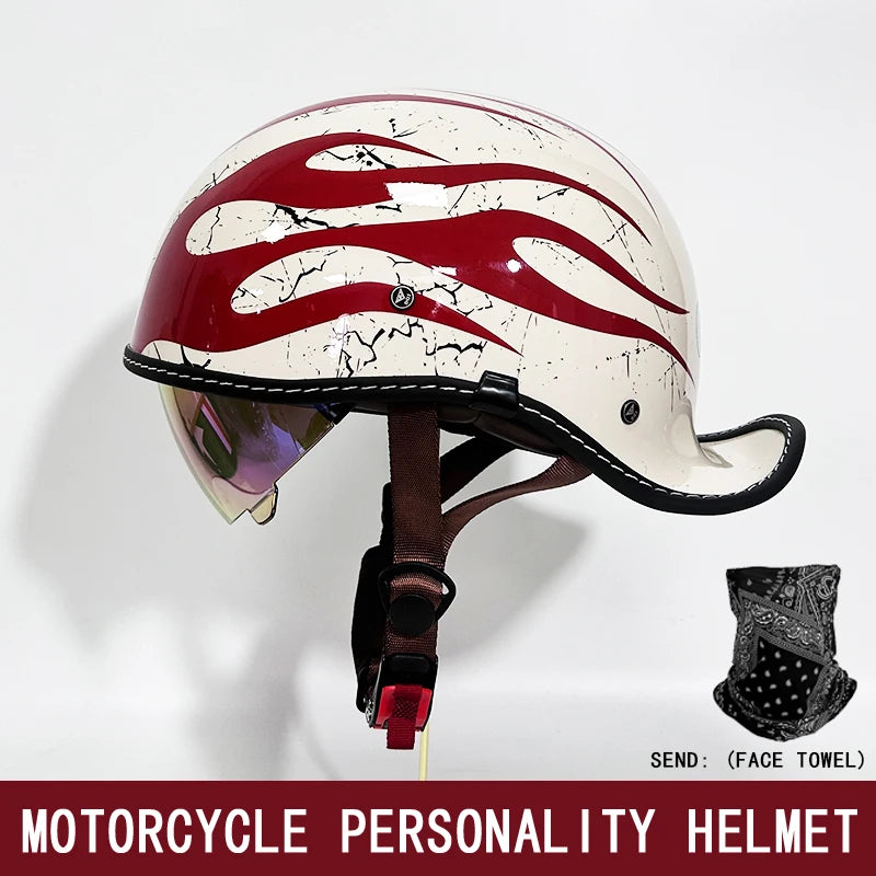 Motorradhelm mit rot-weißem Muster, von der Seite gezeigt.