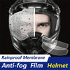 Primer plano de un casco de motocicleta mostrando una membrana impermeable transparente y una capa antiempañante.