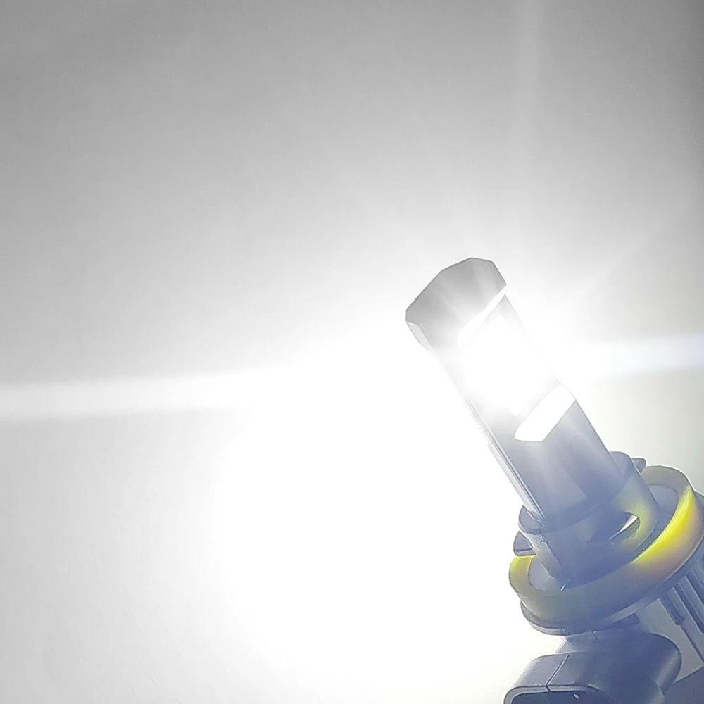 Gros plan sur un ensemble de phares à brouillard LED brillant contre un fond lumineux.