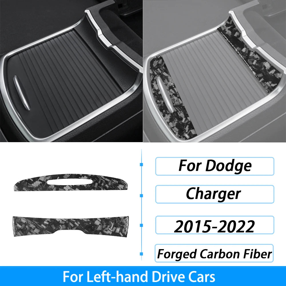 Primer plano de calcomanías decorativas de fibra de carbono forjada para vehículos Dodge Charger.