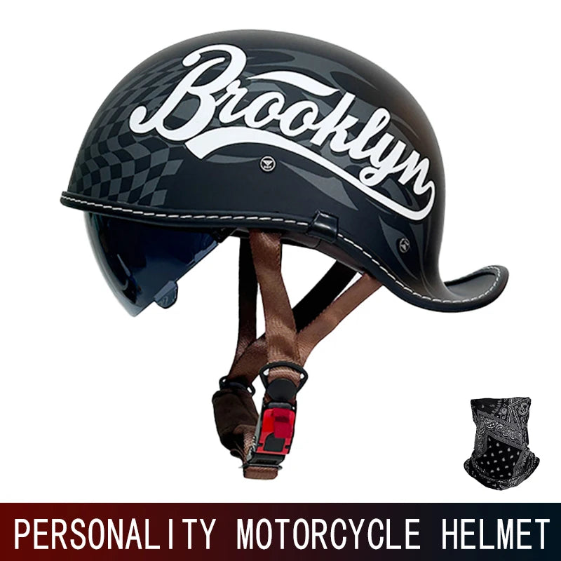 Schwarzer Motorradhelm mit Karomuster und braunen Lederriemen.