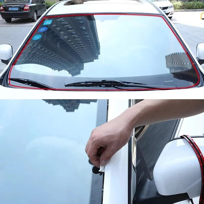 Una mano aplica una tira de sellado de goma al marco de la ventana de un vehículo.