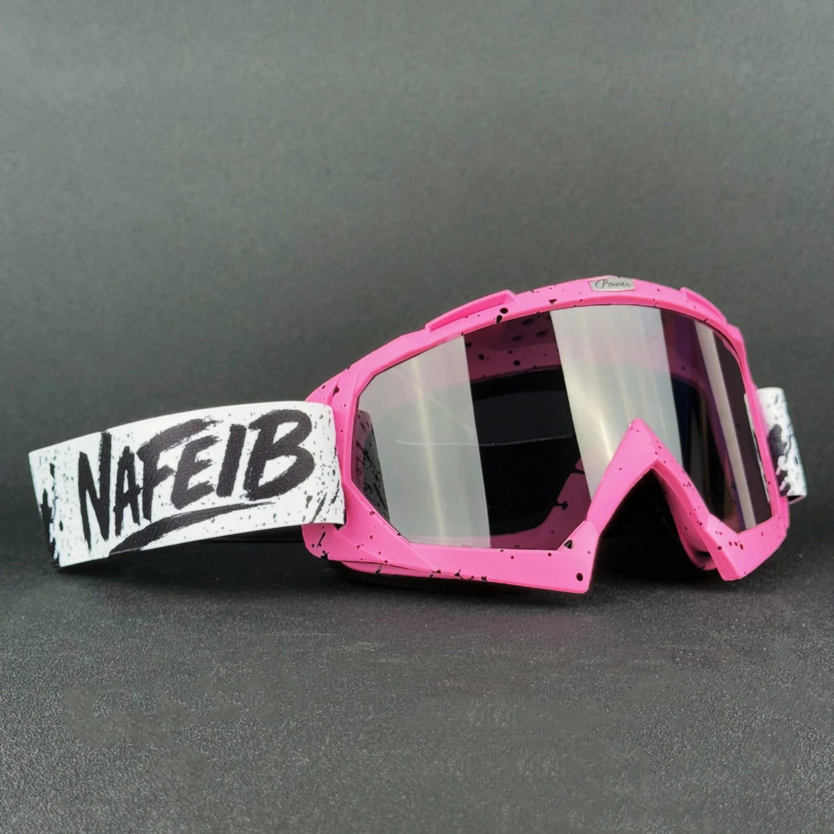 Pinkes Motorrad und Offroad-Goggles mit einem weißen Etikett, das den Text NAFEIB zeigt