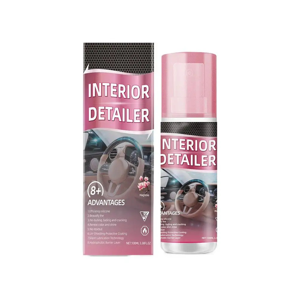 Eine Flasche Innenreiniger-Spray mit schwarzem Deckel und rosa Flüssigkeit, neben ihrer Verpackung.