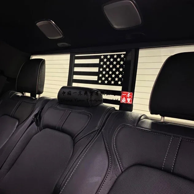 Innenansicht eines Fahrzeugs mit individuellen Aufklebern und einem amerikanischen Flaggenmuster auf der Scheibe.
