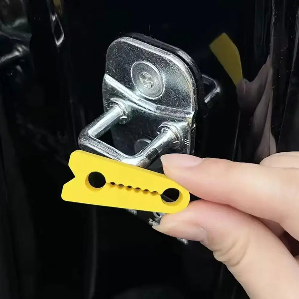 Eine Hand hält eine gelbe Kunststoffdämpferpad, das Produkt demonstrierend.
