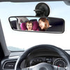 Miroir de rétroviseur dans une voiture montrant un enfant et un adulte, fixé sur le pare-brise.