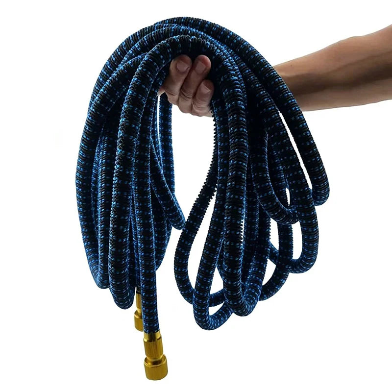 Eine Hand hält eine gewickelte blaue, auslegbare Hochdruck-Gartenschlauch mit Messinganschluss.