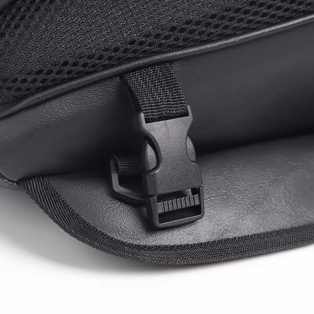 Bolsa de cola para motocicleta negra y duradera con cierre de correa, vista en primer plano.