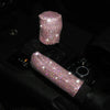 Nahaufnahme einer funkelnden Kristall-Diamant-Lenkradabdeckung in Rosa auf einer dunklen Oberfläche.