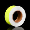 Rollo de cinta de advertencia reflectante de PVC amarillo brillante sobre fondo negro