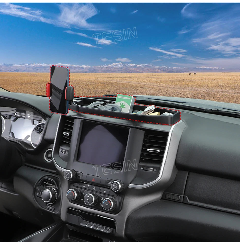 Ein Handyhalter ist auf der Mittelkonsole eines Autos montiert und zeigt ein Smartphone und eine Karte.