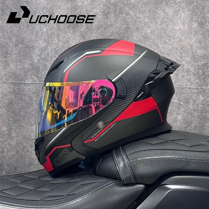 Un casque de moto modulaire noir et rouge DOT est exposé sur un siège en cuir noir.
