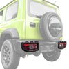 Véhicule Suzuki Jimny vert lime avec pneus ronds et garniture de feux arrière personnalisée.