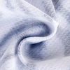 Primer plano de una máscara balaclava de tela azul claro texturizada enrollada en una curva suave.