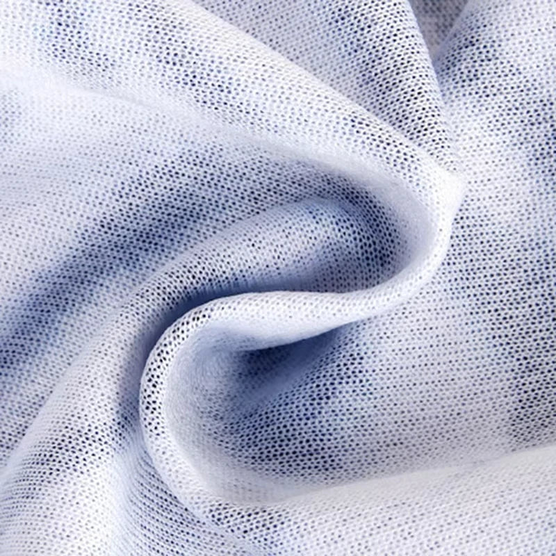 Primer plano de una máscara balaclava de tela azul claro texturizada enrollada en una curva suave.