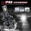 Primer plano de una bombilla de faro LED para coche impermeable IP68 siendo probada con rocío de agua.