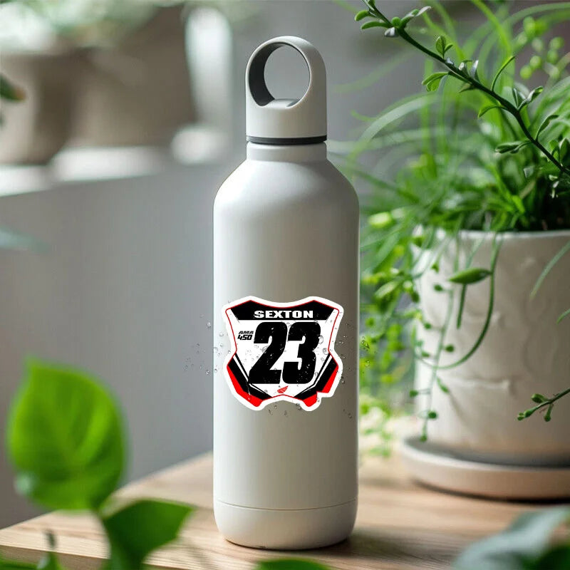 Weiße Wasserflasche mit schwarzem und rotem Rennnummernschild mit der Ziffer 23
