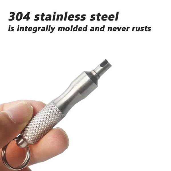 Eine Hand hält ein Werkzeug zum Entfernen von Ventilkern für Reifen, mit texturierter Spitze und Metallring.