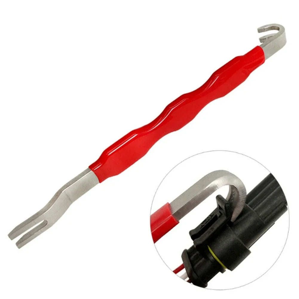Herramienta de desconexión eléctrica automotriz roja con mordaza plateada contra fondo blanco.