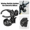 Support pour bouteille d'eau noire pour vélos électriques, avec un clamp incurvé et un support circulaire.