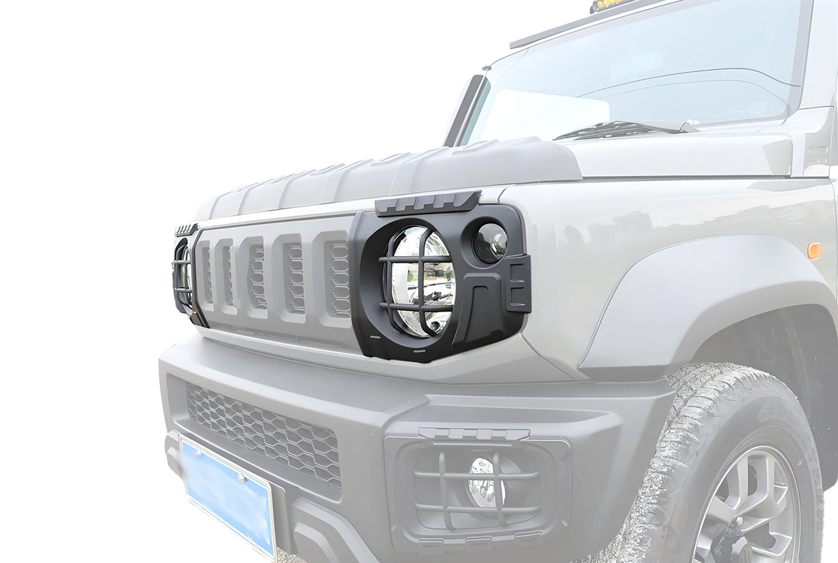 Gros plan de la calandre avant d'un Suzuki Jimny modifié avec phares LED et garniture de phares antibrouillard aftermarket.