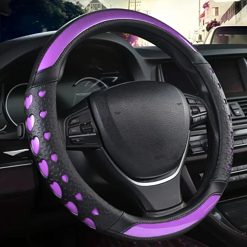 Cubierta de volante de cuero PU morado instalada en el volante de un coche negro.