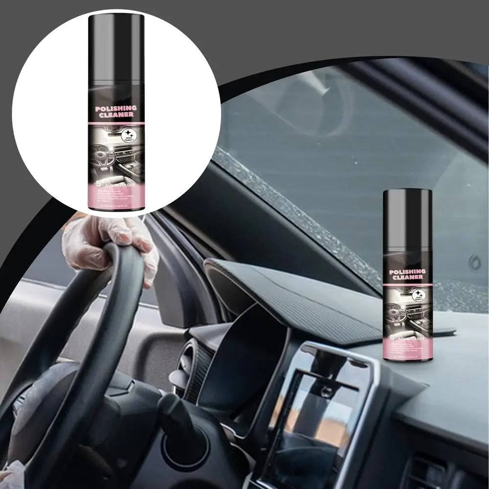 Une bouteille de produit de polissage à côté de l'intérieur d'une voiture, avec une main tenant le volant.
