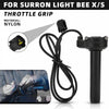 Poignée de throttle en nylon noir pour une Surron Light Bee X/S, avec son câble attaché.