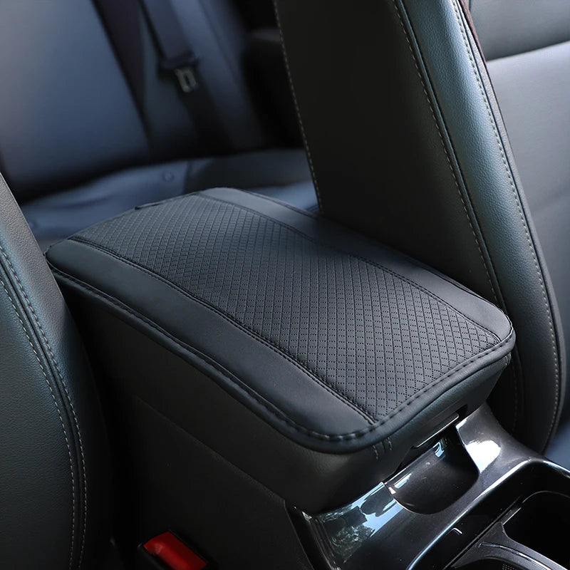 Nahaufnahme einer schwarzen Armlehnenabdeckung für ein Auto-Sitz