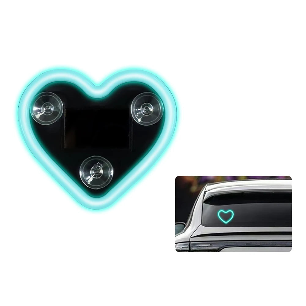 Décoration lumineuse en forme de cœur néon illuminant l'extérieur d'une voiture.
