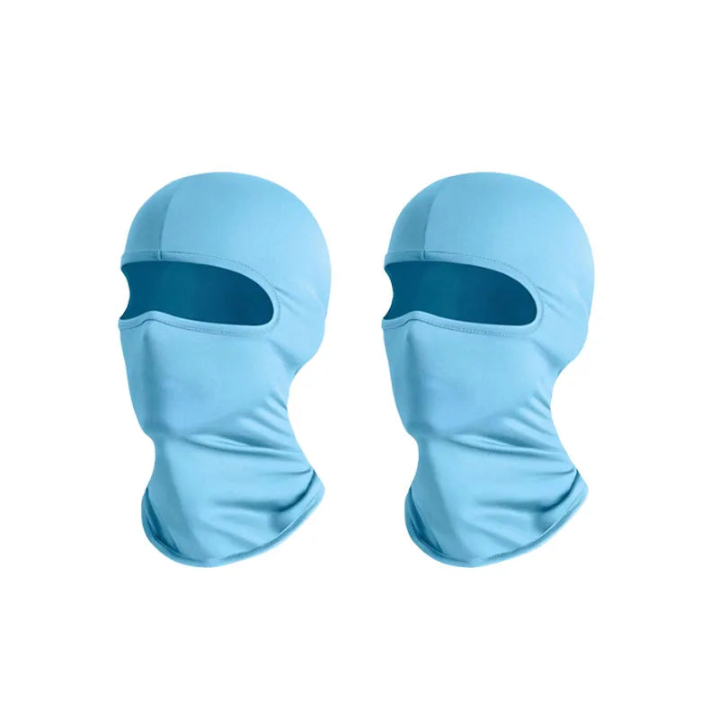 Ein Paar hellblaue, schnelltrocknende Balaclava-Gesichtsmasken nebeneinander.