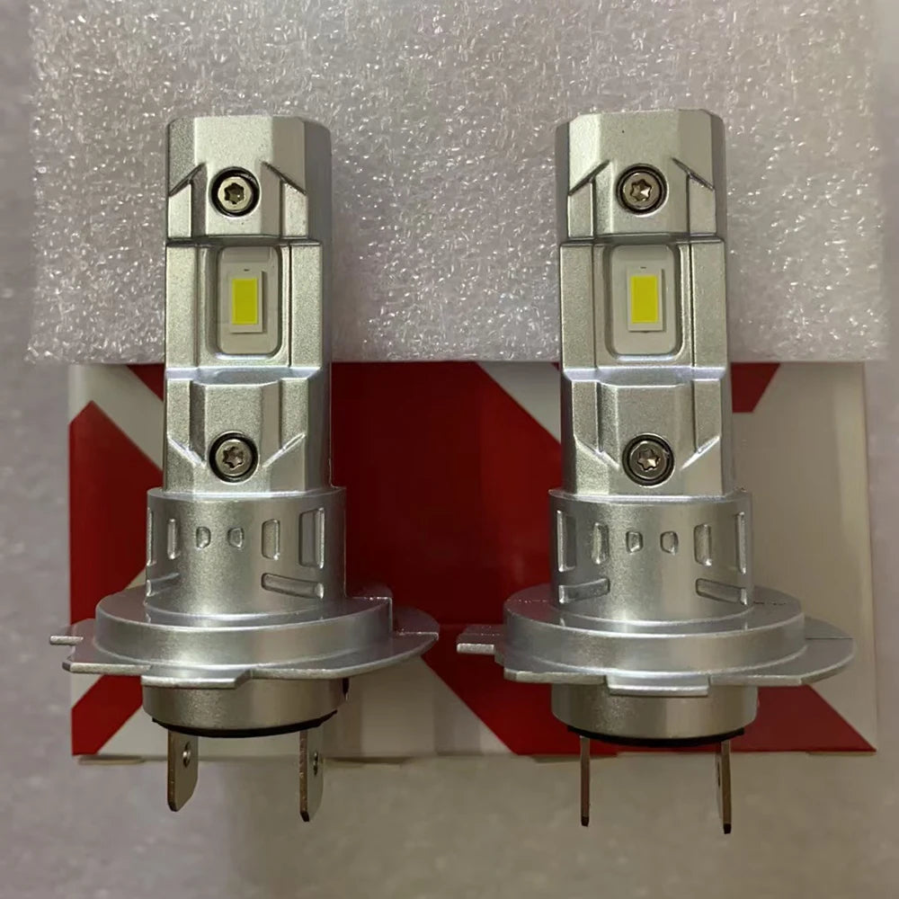 مصباحا إضاءة LED H7 عالي الطاقة مرئيان على خلفية بيضاء.