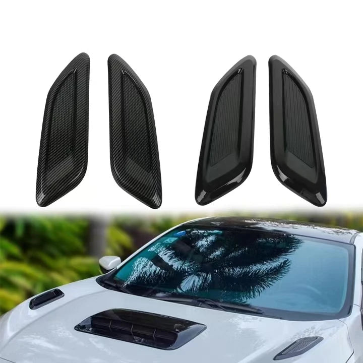Pièces de garniture d'aération universelles noires pour capot de voiture, montées sur une voiture blanche.