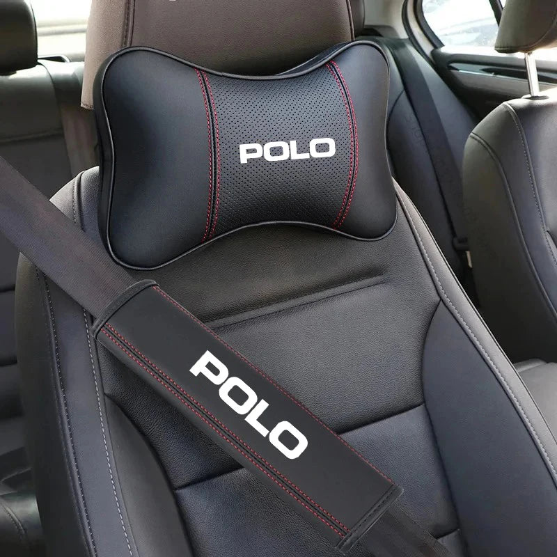 Schwarzes Auto-Kopfstützen-Nackenkissen mit POLO-Logo auf Polster und Gurt.