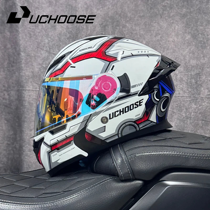 Casque de moto modulaire DOT avec design blanc et noir, visière transparente et logo UCHOOSE sur fond noir