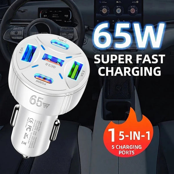 Cargador de coche blanco de 65W con múltiples puertos para cinco dispositivos, mostrado en el interior de un coche.